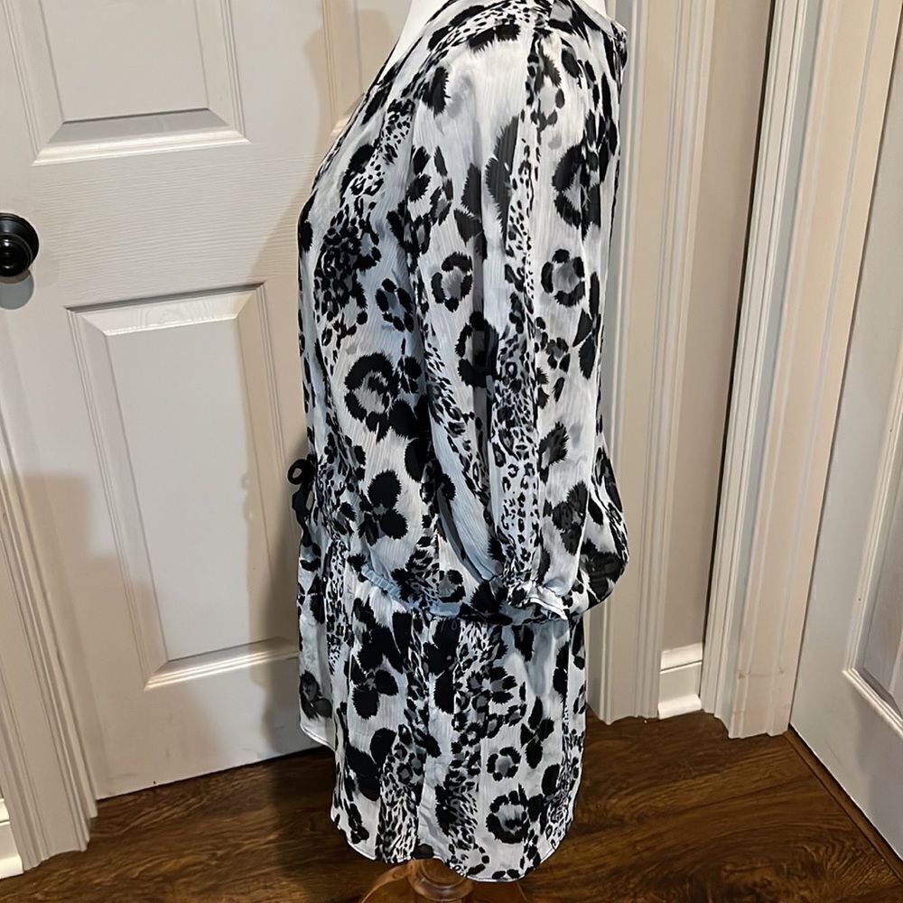 Gray and black tunic top. Brand is Glam. Large - Picture 3 of 7